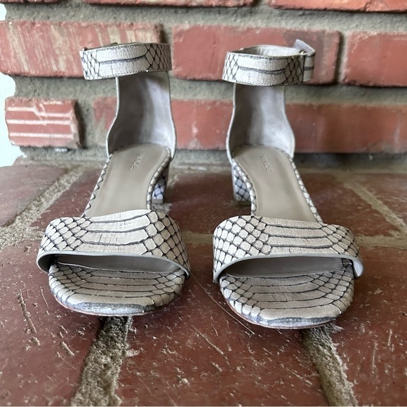 VINCE Rita Leather Sandals in Gray Snake Embossed Sz 8.5 - Picture 3 of 11